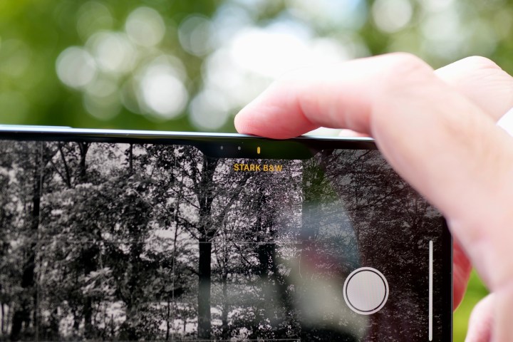 Apple iPhone 16 Plus'ta Kamera Kontrolünü kullanan bir kişi.