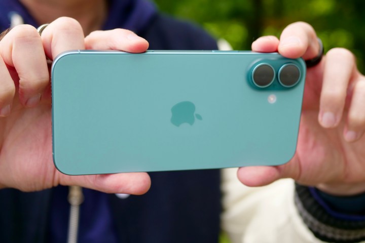 Apple iPhone 16 Plus ile fotoğraf çeken bir kişi.