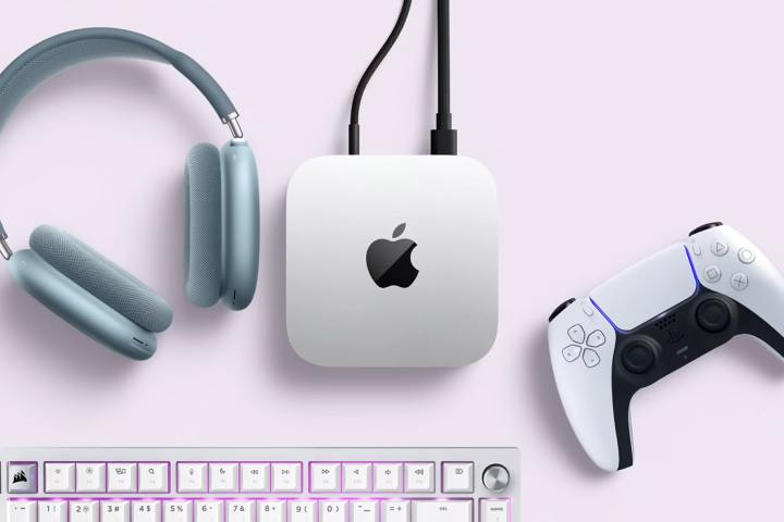 Masanın üzerinde M4 Mac mini.