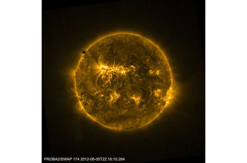 Haziran 2012'de Venüs'ün güneş geçişi, ESA'nın PROBA-2 mikro uydusundaki SWAP cihazıyla ultraviyole olarak gözlemlendi. Kredi bilgileri: ESA/ROB Nadir bir Venüs güneş geçişi, dış gezegen atmosferlerinin çözülmesine yardımcı oluyor