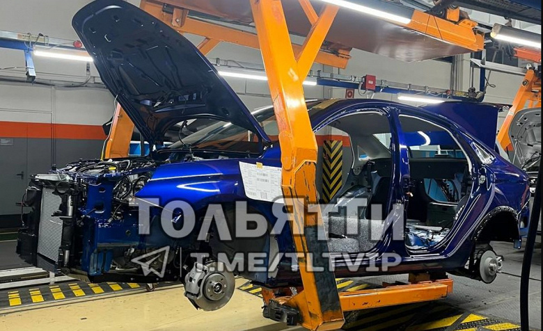 AvtoVAZ geliştirilmiş Lada Largus'u üretmeye başladı
