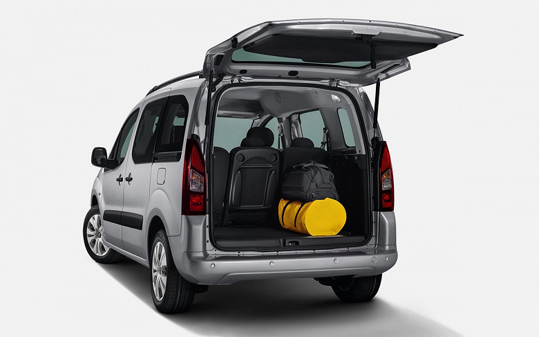 Lada Largus'a bir alternatif daha ama bir Alman markasından. Opel Combo Life 2022 Rusya'da 2,2 milyon rubleye satılıyor