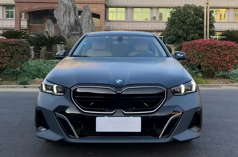 Kazakistan'da eski BMW F10 