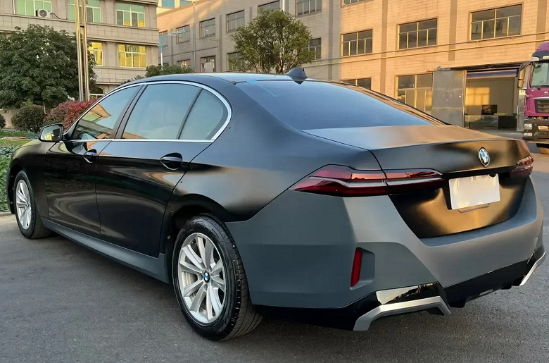 Kazakistan'da eski BMW F10 