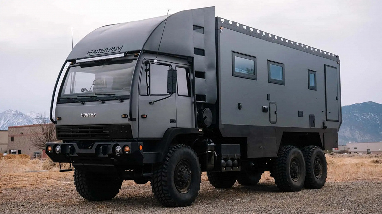 Tüm olanaklara, iki buzdolabına, duşlara ve 1300 km güç rezervine sahip 6x6 karavan sunuldu Hunter Sherpa XLE