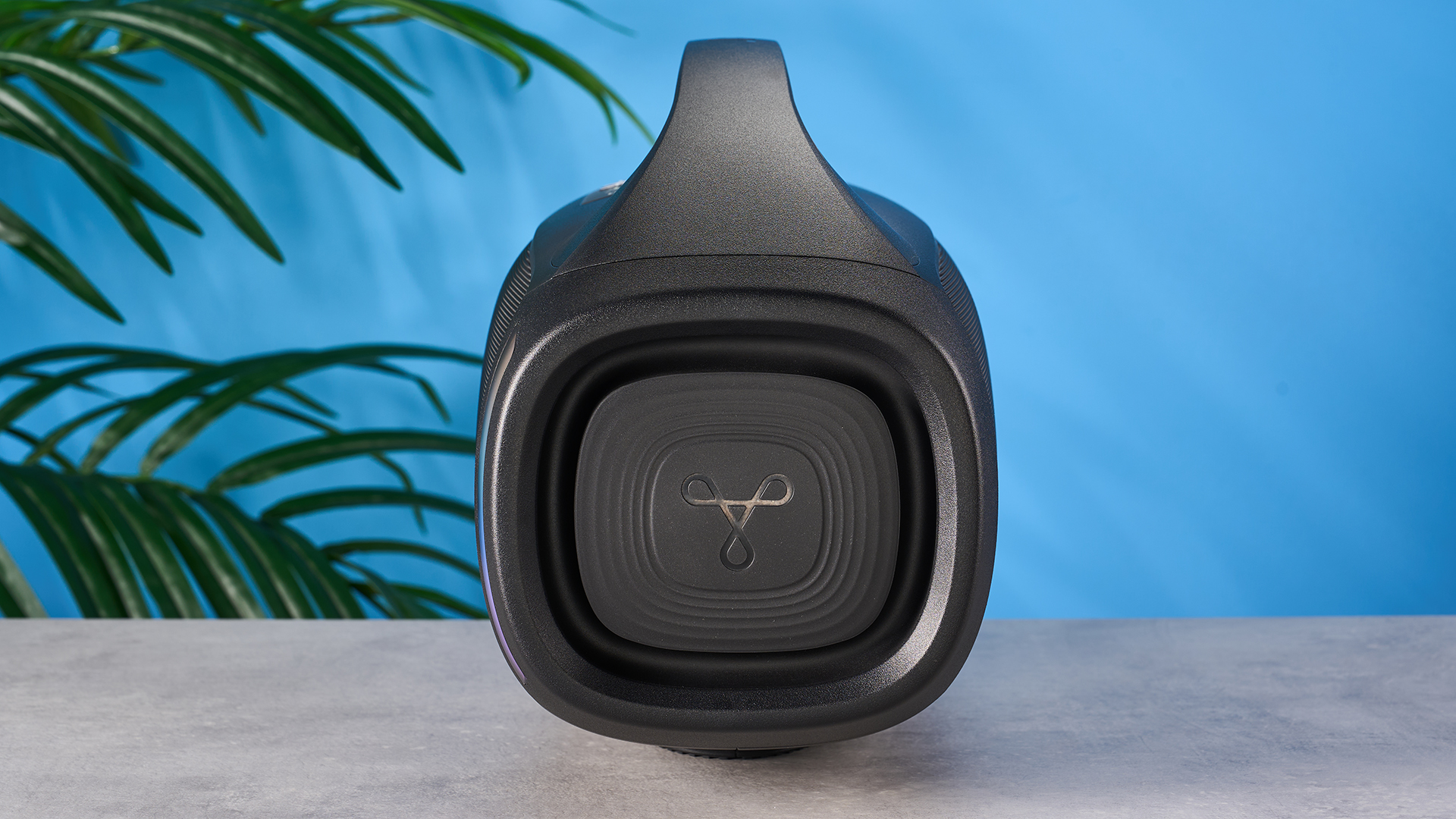 tribitstormbox blast 2 bluetooth hoparlör, 18 inç uzunluğunda ve 19 pound ağırlığında, çok renkli LED ışıklı ve taşıma saplı