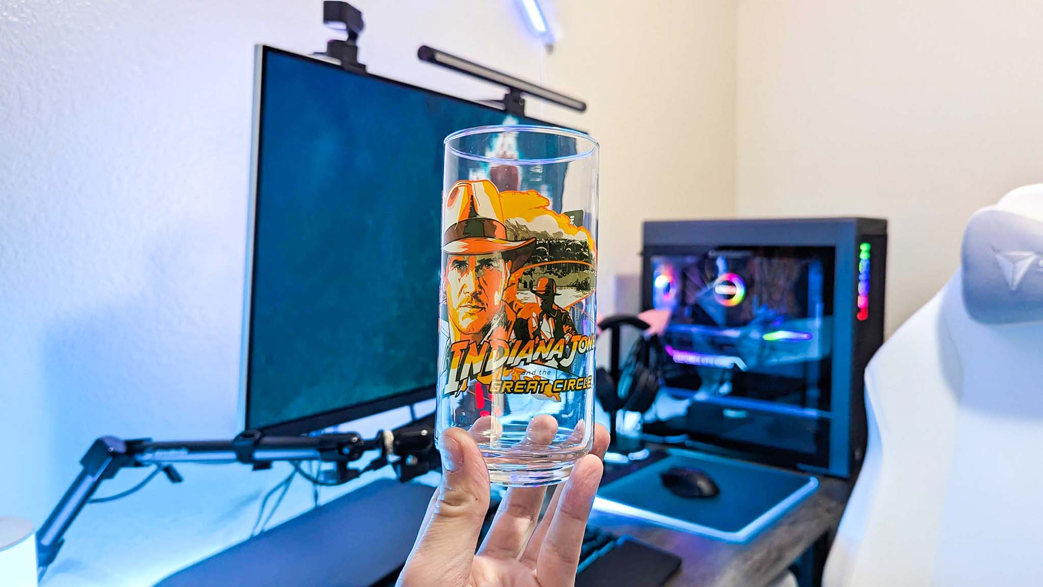 Indiana Jones ve Great Circle'dan benzersiz sanat eserlerinin yer aldığı, elde tutulan bir Xbox x IHOP koleksiyon bardağı.
