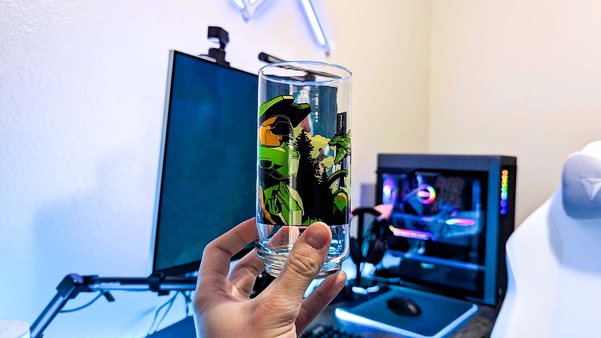 Halo Infinite'den benzersiz sanat eserlerinin yer aldığı, elde tutulan bir Xbox x IHOP koleksiyon camı.