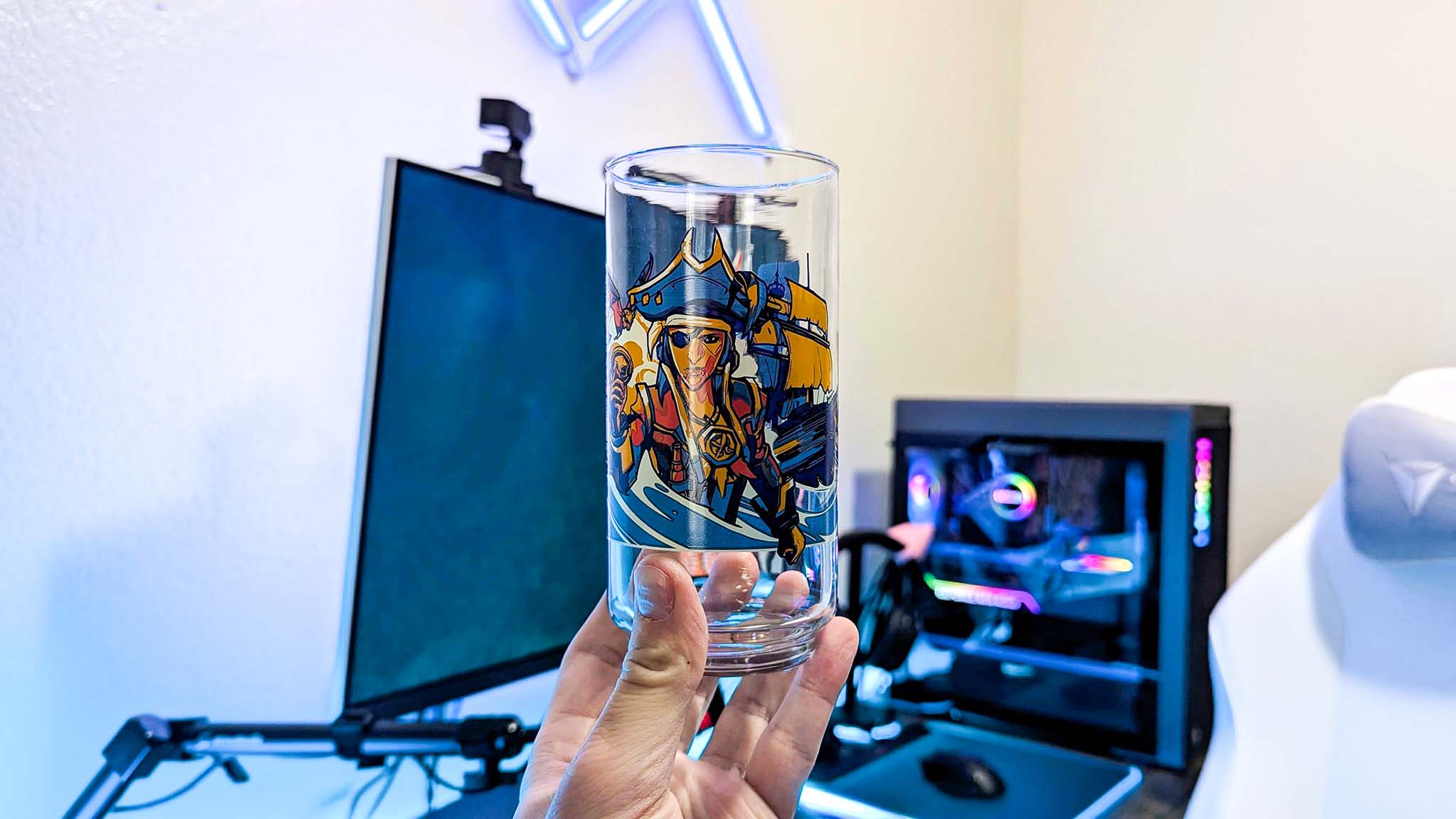 Sea of Thieves'ten benzersiz sanat eserlerinin yer aldığı, elinde tutulan bir Xbox x IHOP koleksiyon camı.