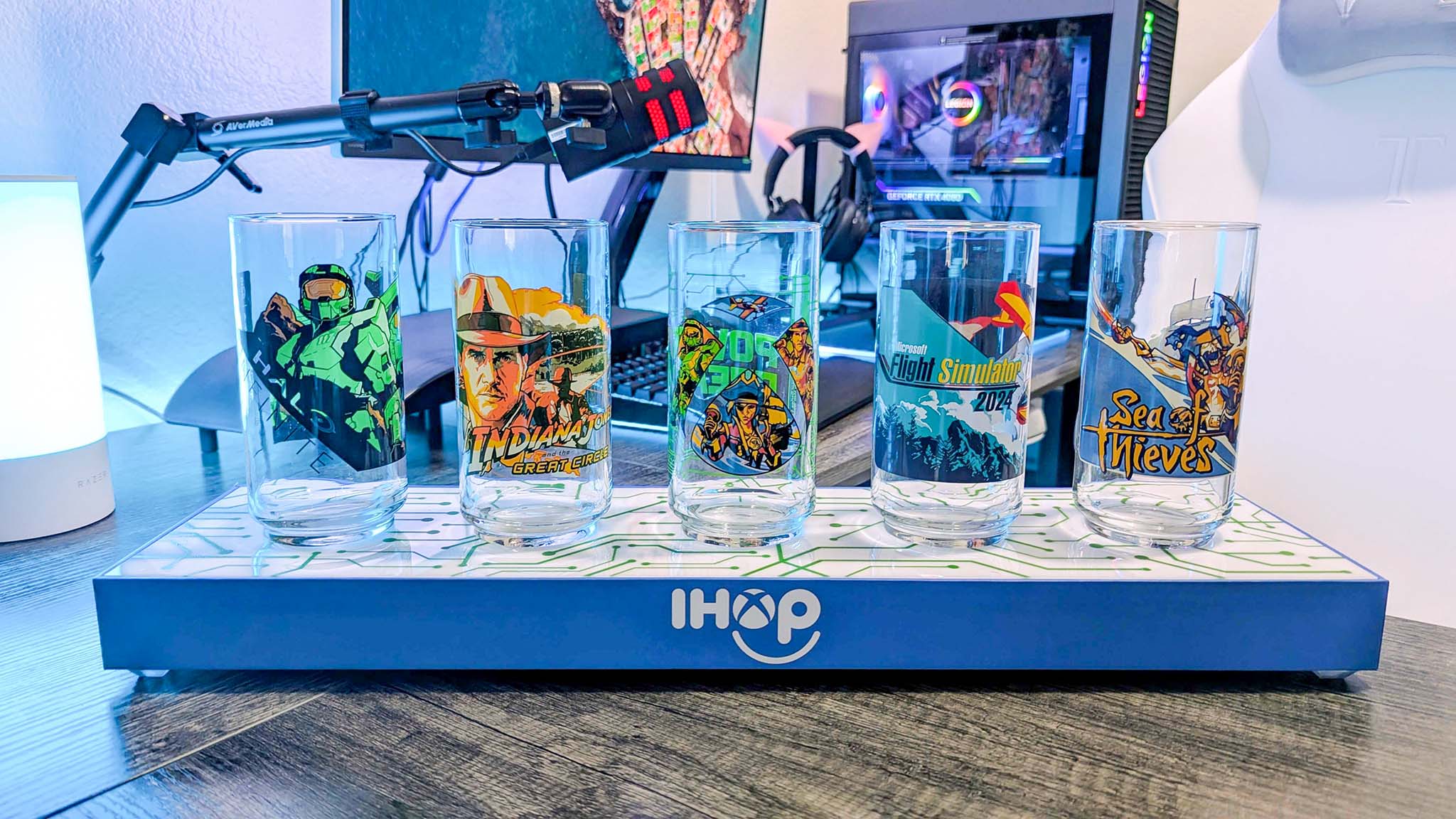 IHOP Xbox gözlükleri yükseltilmiş bir platform üzerinde ve sıra halinde duruyor.