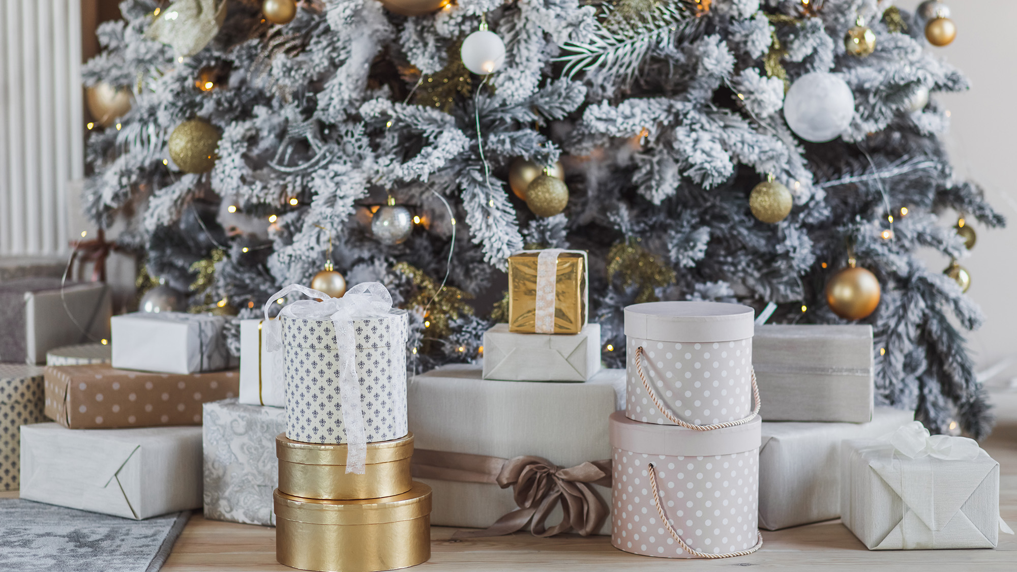 Yapay karla hediye edilen Noel ağacı