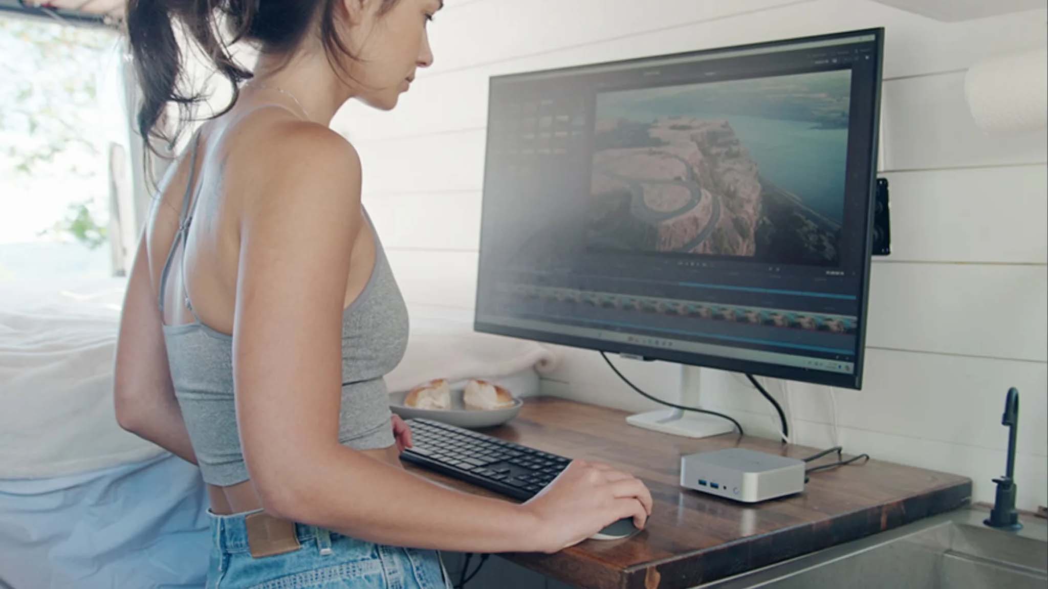 Video düzenleme yazılımında Geekom A8 mini PC üzerinde çalışan bir kadın.