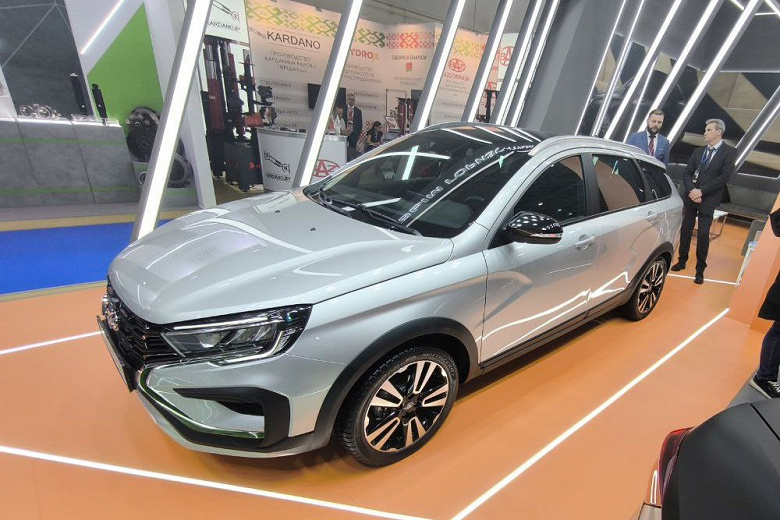 Başka bir Lada Vesta Cross sunuldu: araba, çeşitli sınırların ötesine taşınan İtalyan gaz ekipmanını aldı