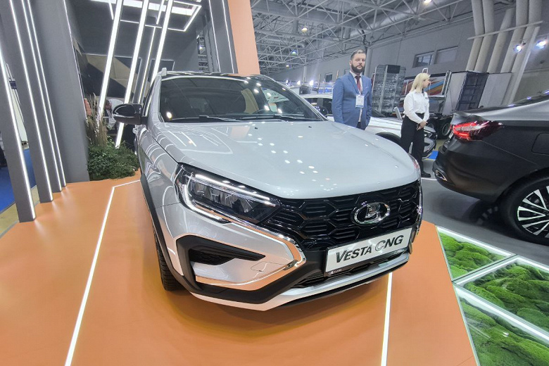 Başka bir Lada Vesta Cross sunuldu: araba, çeşitli sınırların ötesine taşınan İtalyan gaz ekipmanını aldı