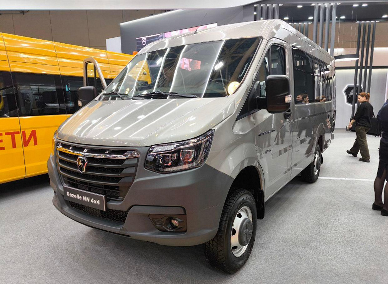 Dönüştürülebilir iç mekana sahip dört tekerlekten çekişli minivan 