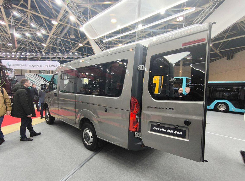Dönüştürülebilir iç mekana sahip dört tekerlekten çekişli minivan 