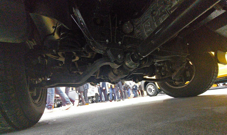 Dönüştürülebilir iç mekana sahip dört tekerlekten çekişli minivan 