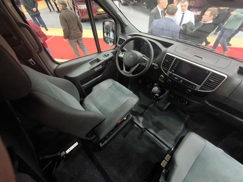 Dönüştürülebilir iç mekana sahip dört tekerlekten çekişli minivan 