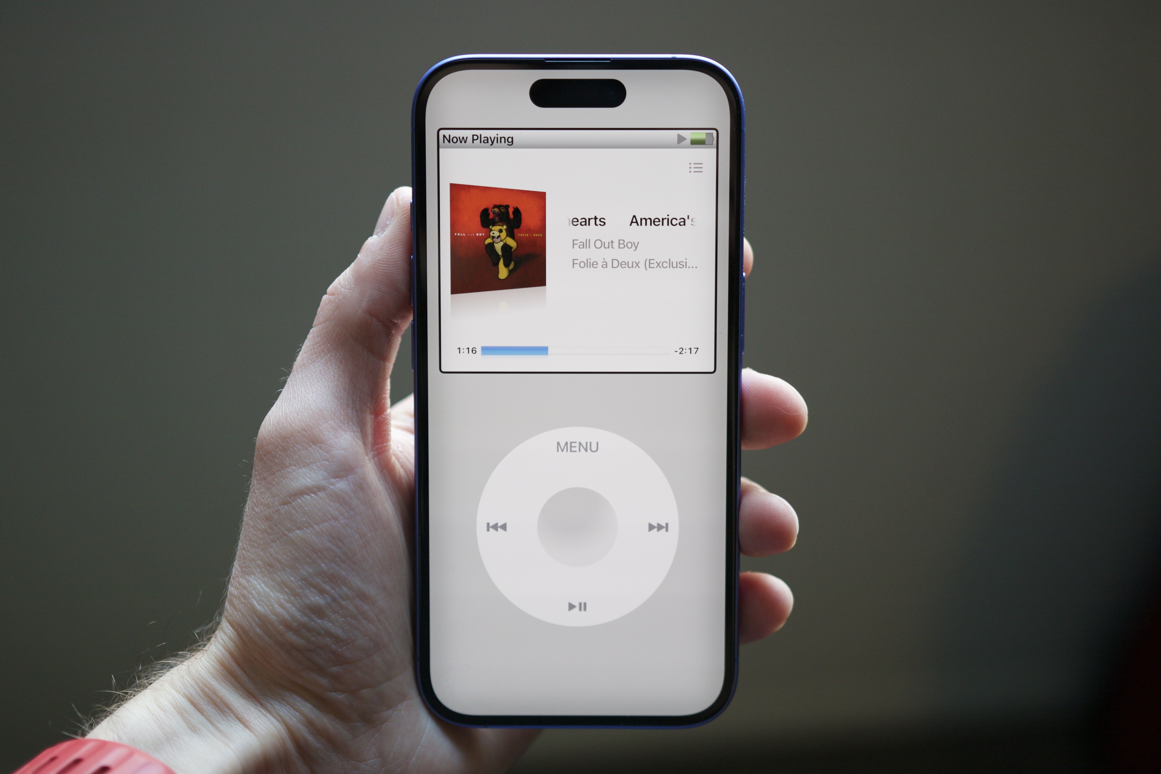 iPhone 16'daki My Classic uygulaması, iPod arayüzünü gösteriyor.