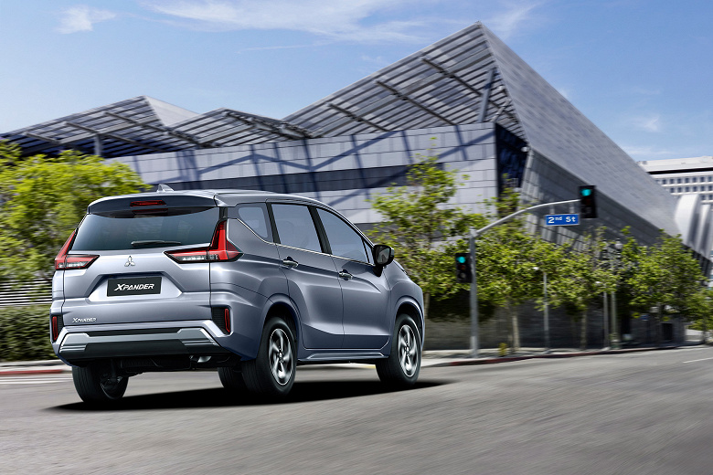 2,3 milyon ruble için klasik otomatik şanzımanlı Japon minivanı. Ucuz bir Mitsubishi Xpander Rusya'ya ulaştı