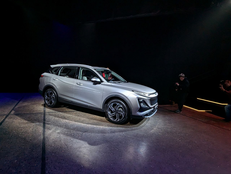 2,78 milyon ruble için Nissan X-Trail'in analogu. FAW Bestune T90 crossover, 252 beygir gücünde bir motor ve 8 vitesli Aisin otomatik şanzımanla Rusya'da sunuldu.