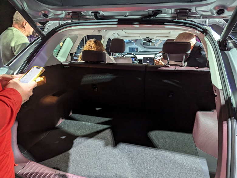 2,78 milyon ruble için Nissan X-Trail'in analogu. FAW Bestune T90 crossover, 252 beygir gücünde bir motor ve 8 vitesli Aisin otomatik şanzımanla Rusya'da sunuldu.