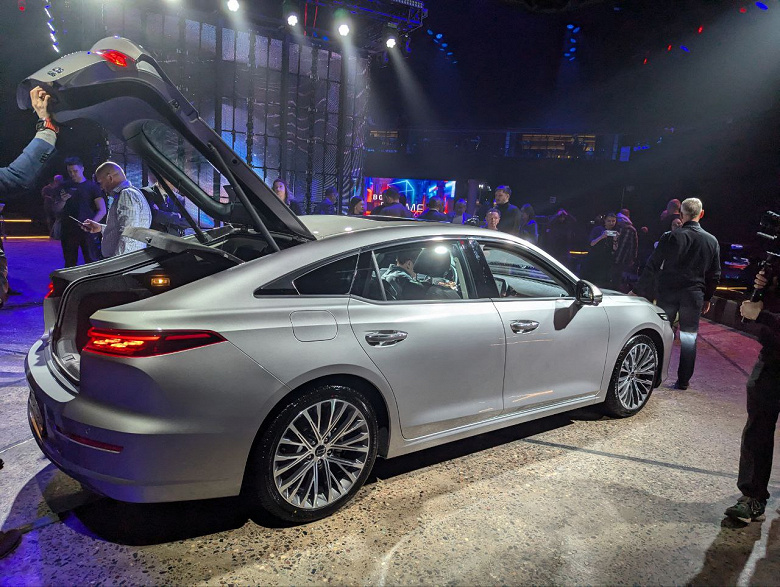 Bir Skoda Superb'i değiştirmek yalnızca 2,5 milyon rubleye mal oluyor. Büyük yeni nesil FAW Bestune B70 liftback, Rusya'da sunuldu - en üst versiyonda 2.0 litrelik motor ve 6 vitesli otomatik şanzımanla