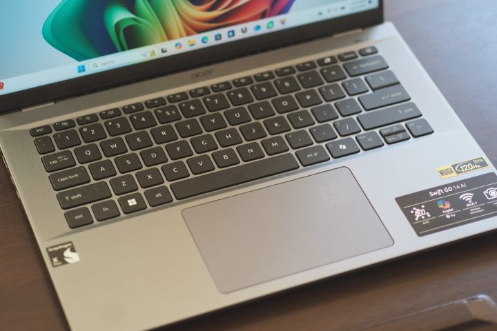 Acer Swift Go AI 14'ün klavye ve dokunmatik yüzeyi gösteren yukarıdan aşağıya görünümü.