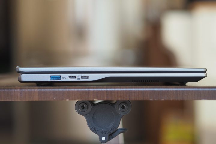 Acer Swift Go 14 AI bağlantı noktalarını gösteren sol yandan görünüm.
