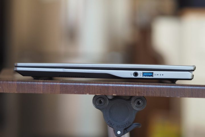 Bağlantı noktalarını gösteren Acer Swift Go 14 AI sağ taraftan görünüm.