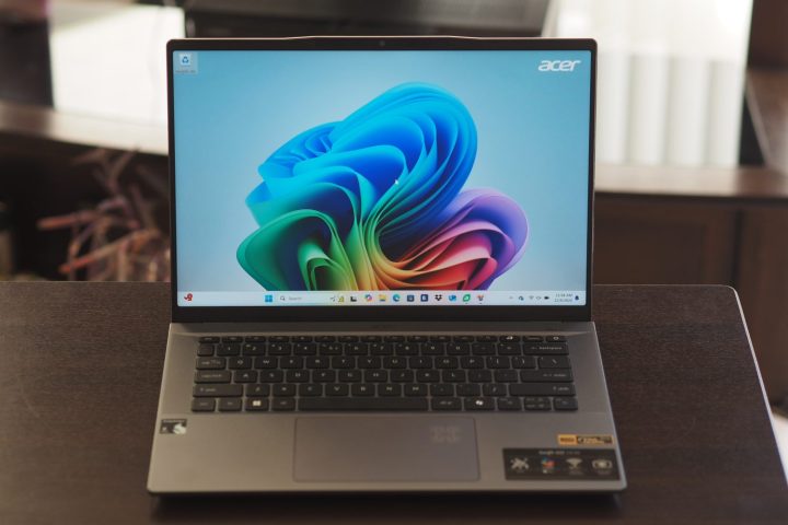 Acer Swift Go 14 AI'nın önden görünümü, ekranı ve klavyeyi gösteriyor.