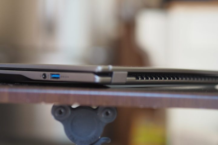 Havalandırma deliklerini gösteren Acer Swift Go 14 AI arka görünümü.