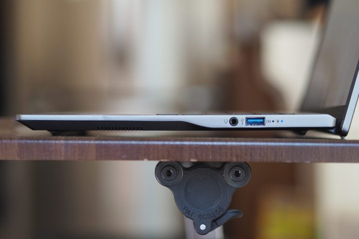 Acer Swift Go 14 AI'nın kapağı ve bağlantı noktalarını gösteren yandan görünümü.