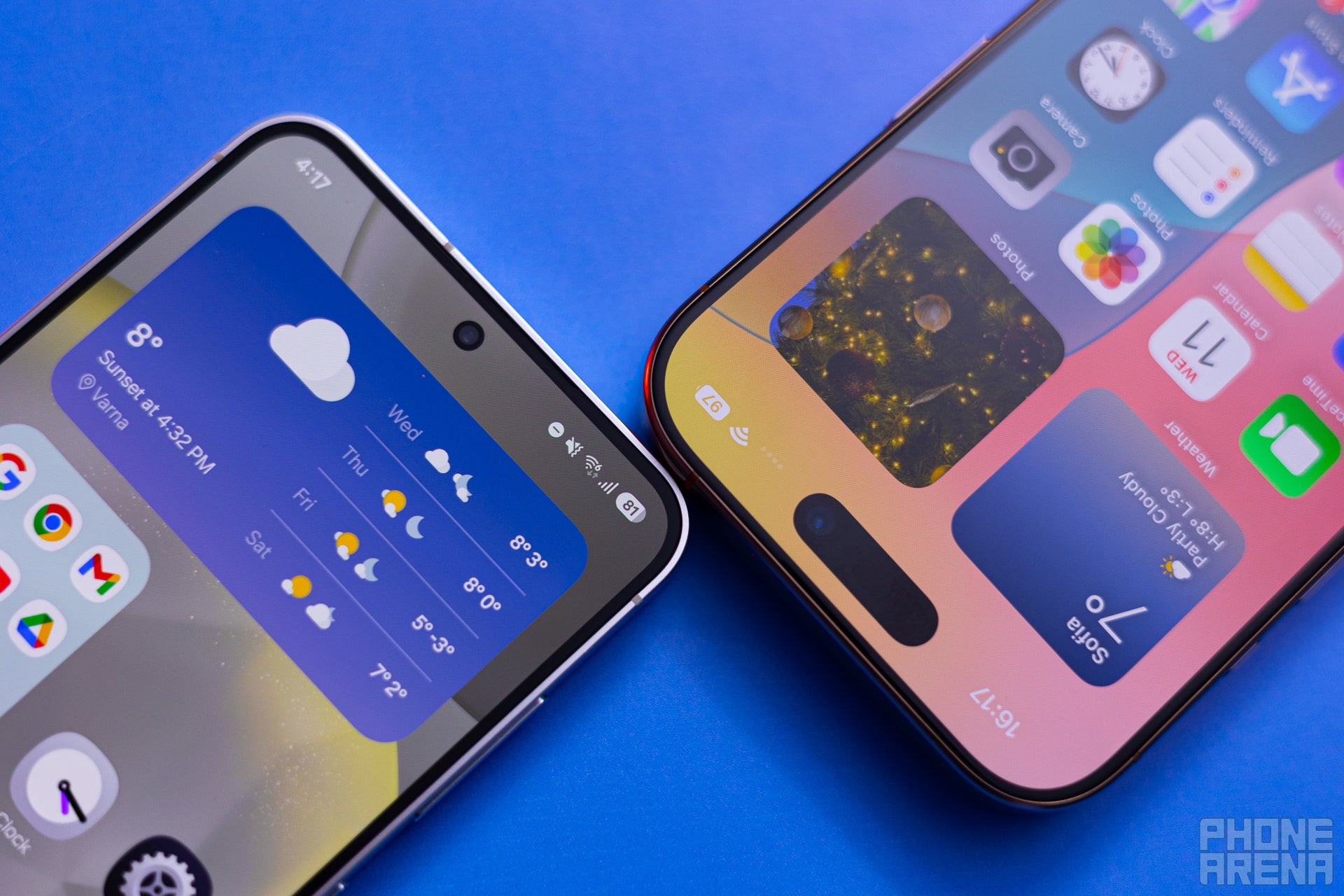 One UI 7'ye sahip Galaxy S24 ve iOS 18'e sahip iPhone 16 Pro, pil durumu simgelerinin yakından görünümü