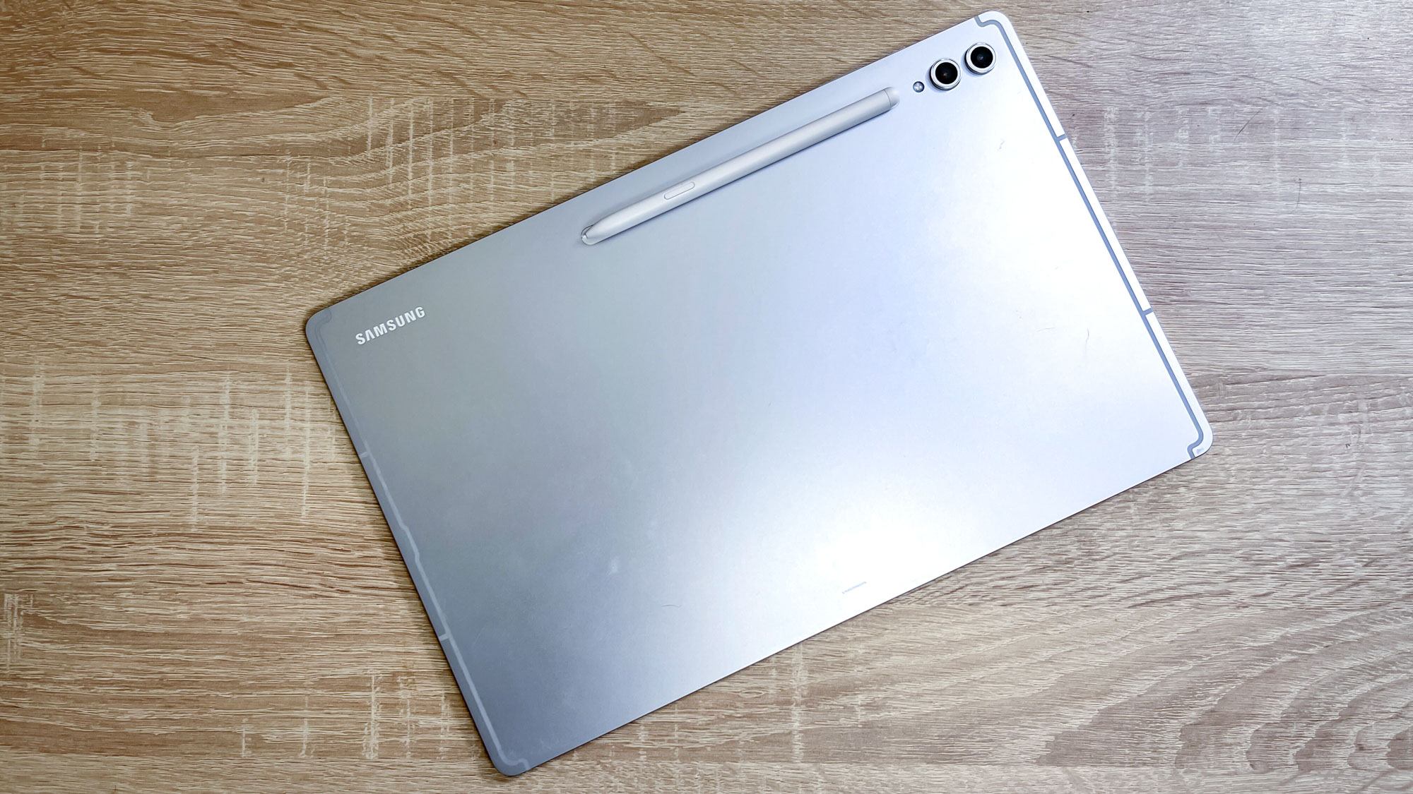 Masa üzerinde Samsung Galaxy Tab S10 Ultra inceleme ünitesi