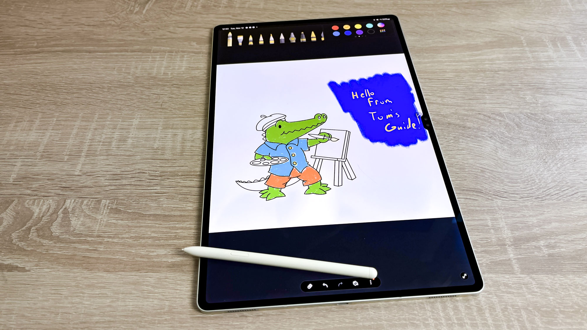 Masa üzerinde Samsung Galaxy Tab S10 Ultra inceleme ünitesi