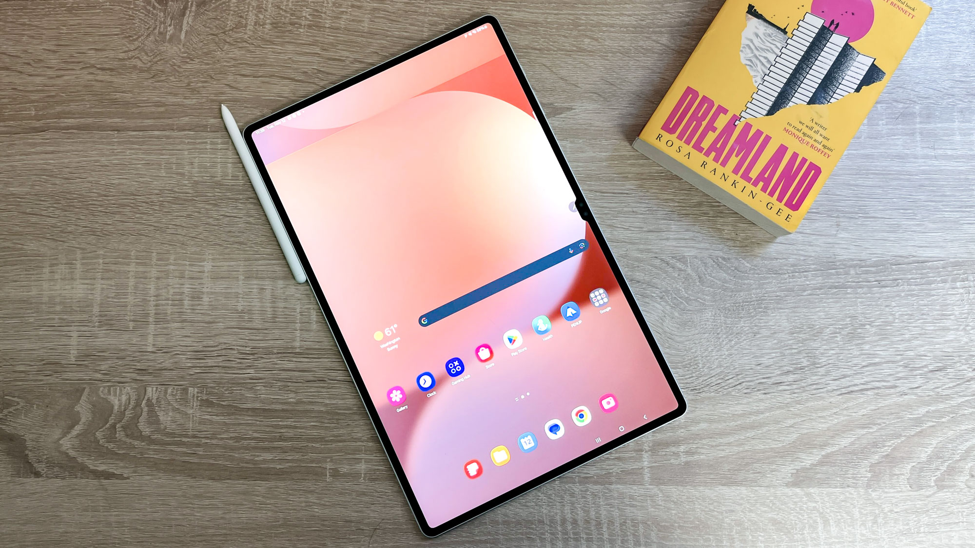 Masa üzerinde Samsung Galaxy Tab S10 Ultra inceleme ünitesi