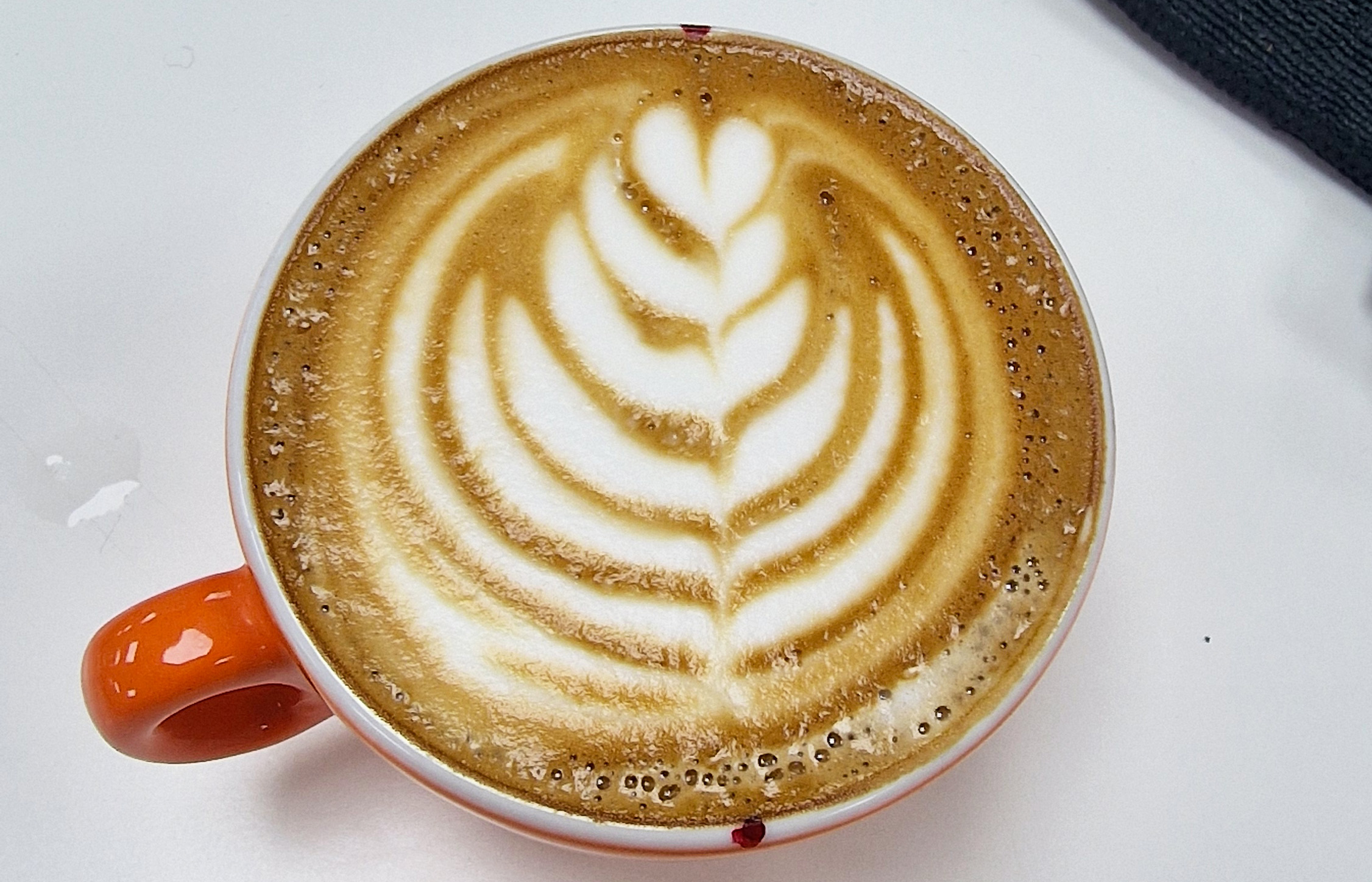 turuncu kupada latte sanatı