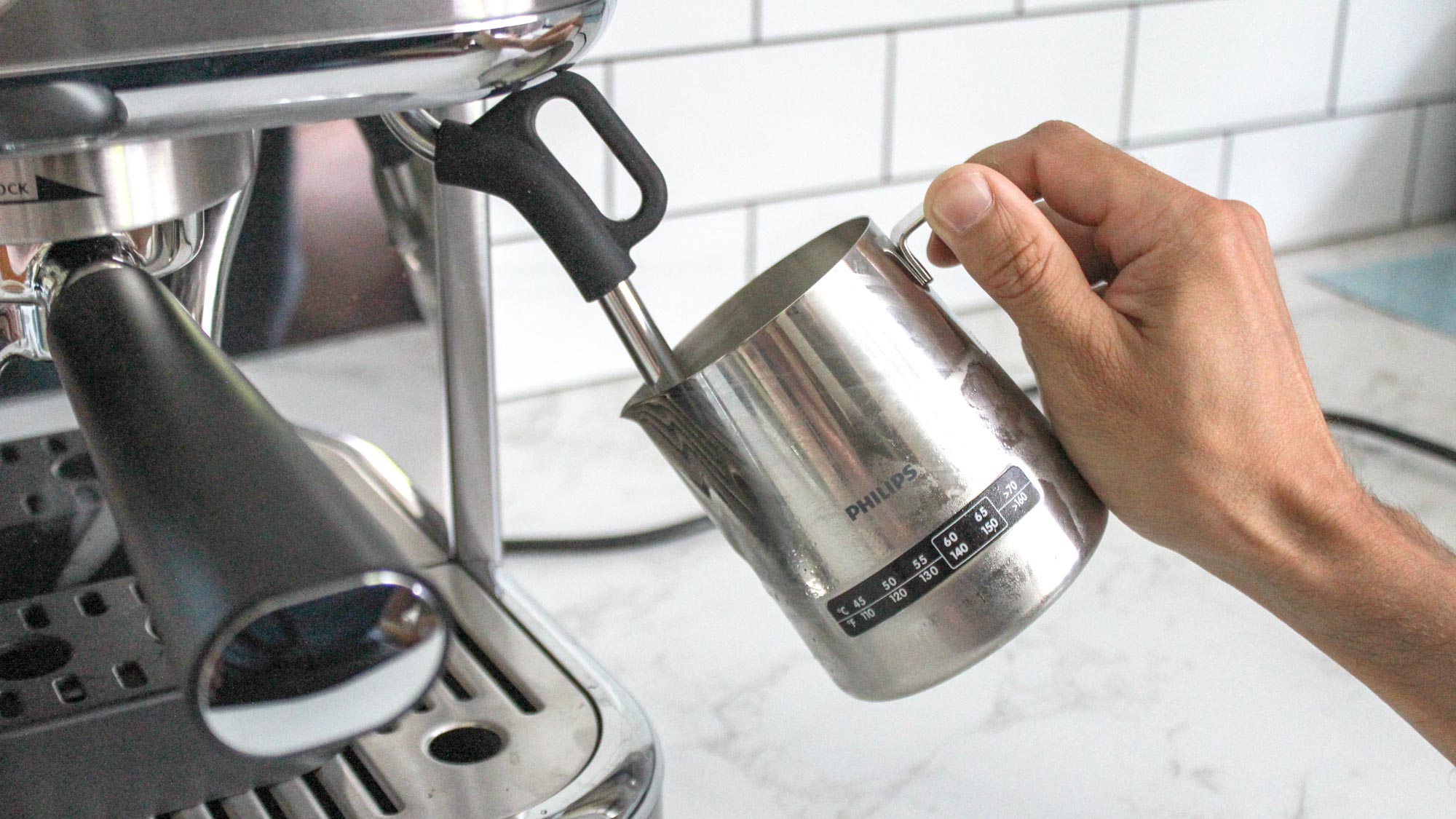 Philips Barista Brew Espresso Makinesinde sütün buharda pişirilmesi