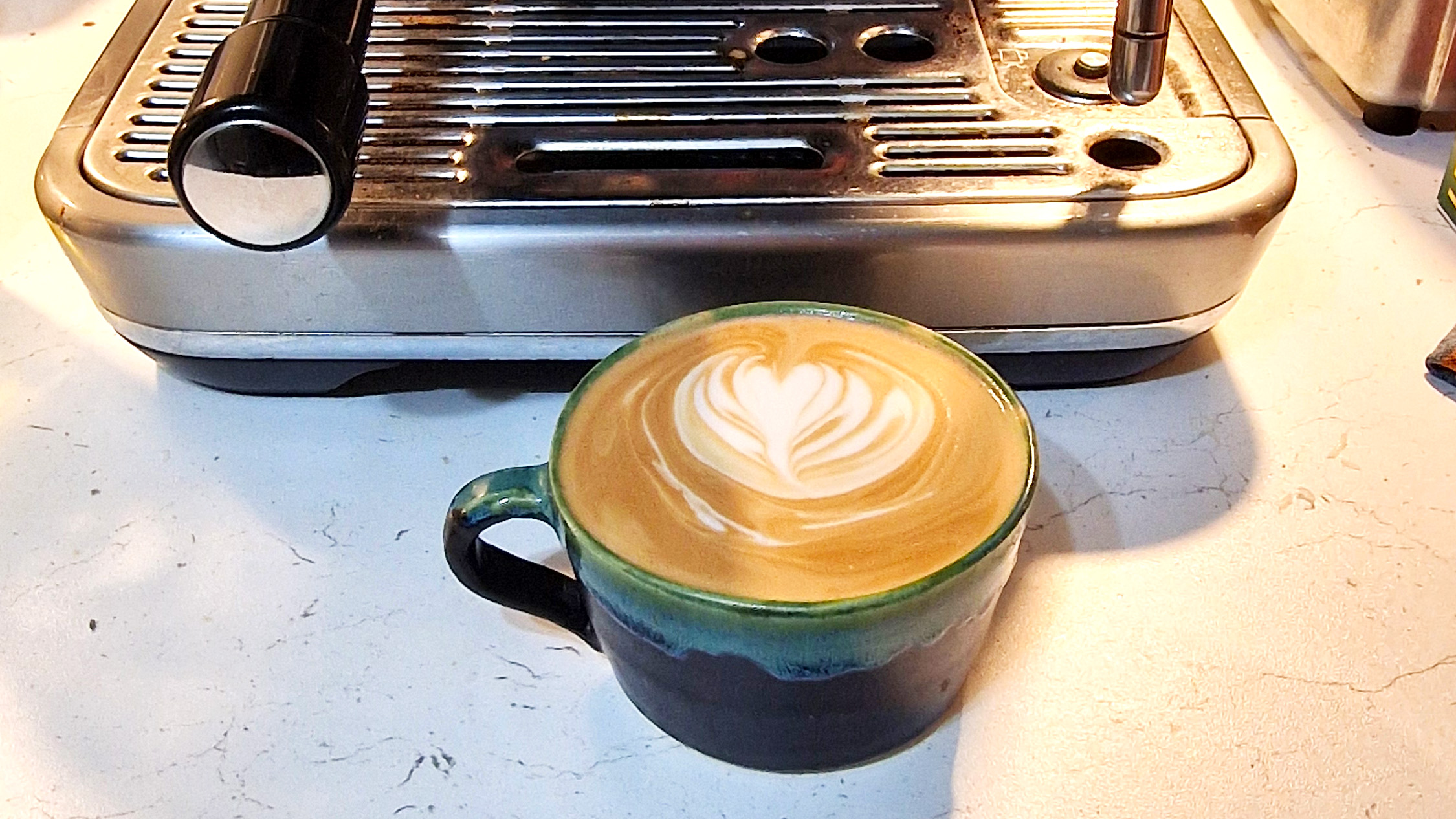 kahve makinesinin önünde latte sanatı