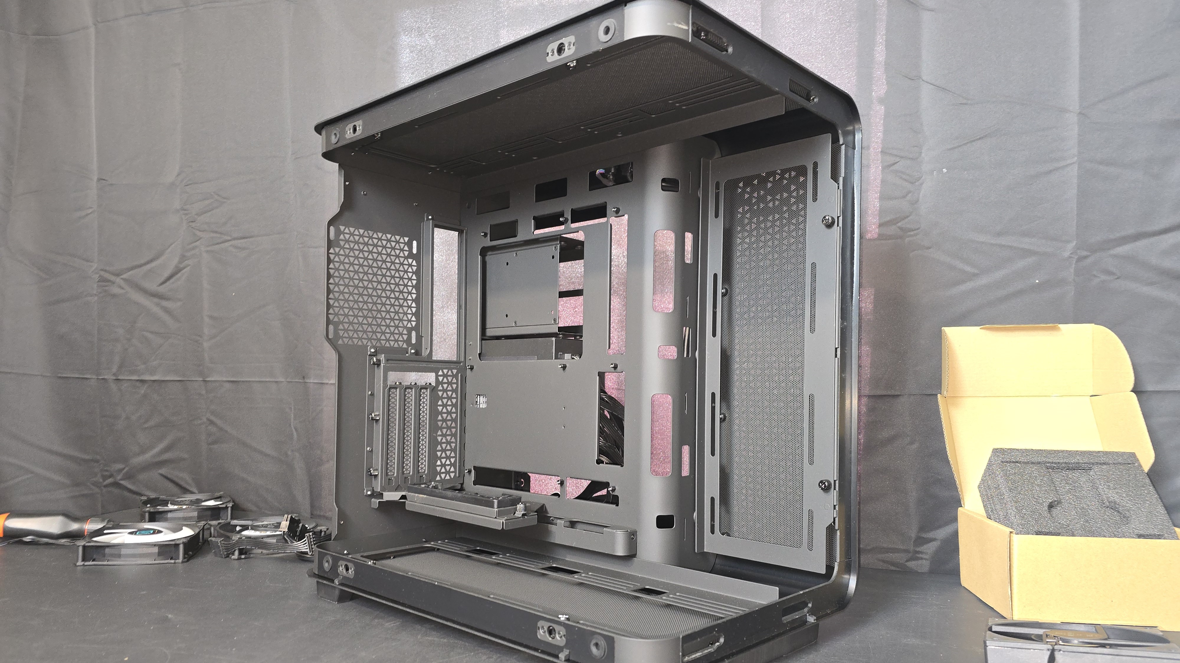 MSI MEG Maestro 700L PZ Kasa