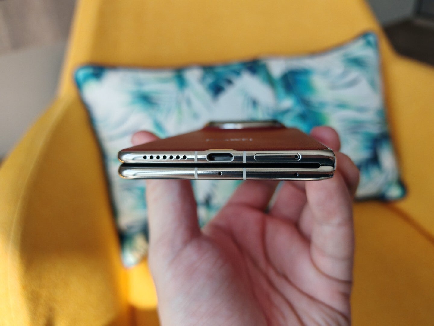 "5200 mAh silikon-karbon pil, telefonun boyutu göz önüne alındığında oldukça etkileyici | Image by PhoneArena - Huawei Mate X6, ince gövdesi ve güçlü kamera sistemiyle dünyaya açılıyor