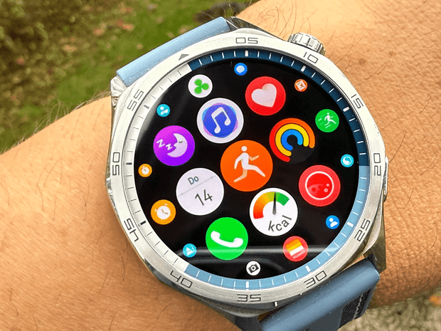 Ekranında renkli uygulama simgelerini gösteren Huawei Watch GT 5'in yakın çekimi.