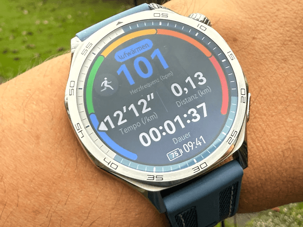 Huawei Watch GT 5, kalp atış hızı, mesafe ve süre gibi egzersiz ölçümlerini görüntüler.
