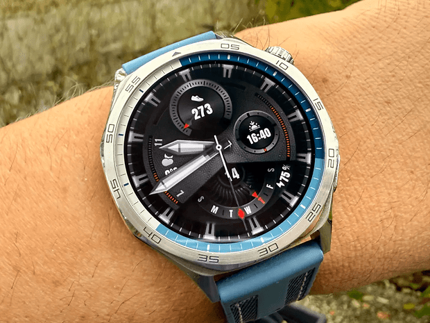 Bilekte zaman ve kondisyon ölçümlerini gösteren Huawei Watch GT 5.