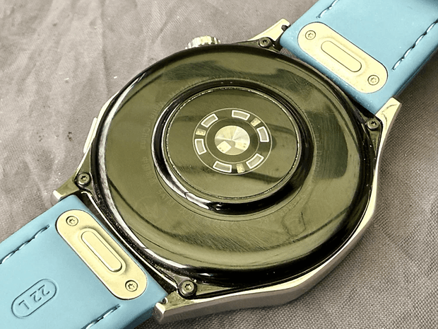 Mavi kayışlı Huawei Watch GT 5'in arka kısmının yakından görünümü.