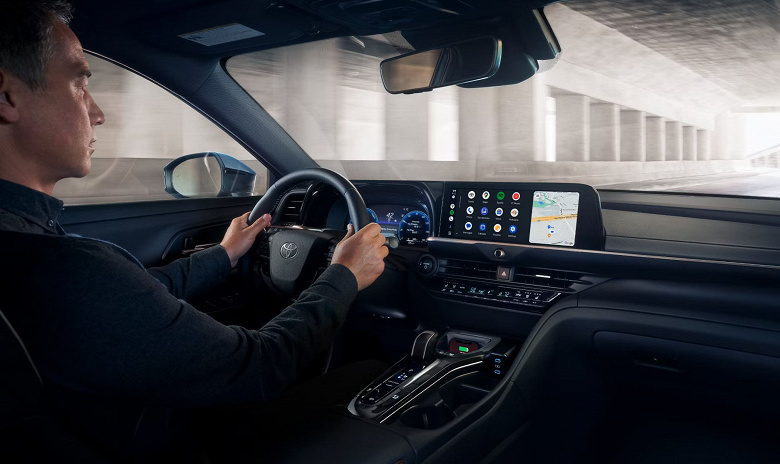 Toyota'nın Camry ve Lexus GS'sine bir alternatif: yeni Toyota Crown Nightshade sedan bir Rus bayisine ulaştı