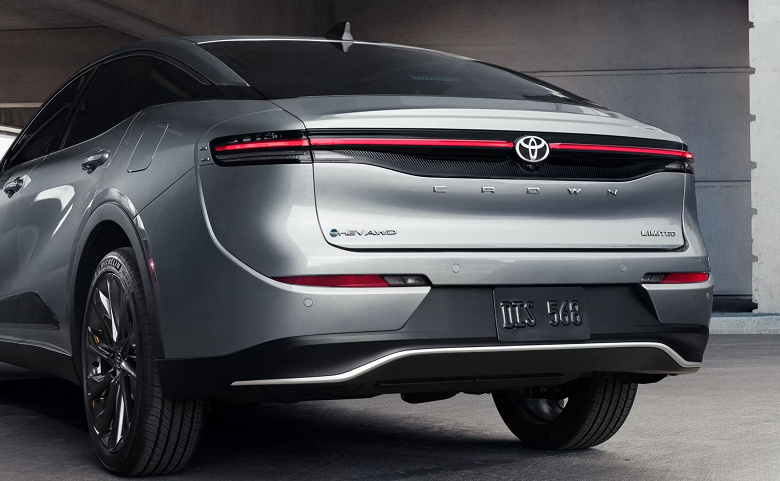 Toyota'nın Camry ve Lexus GS'sine bir alternatif: yeni Toyota Crown Nightshade sedan bir Rus bayisine ulaştı