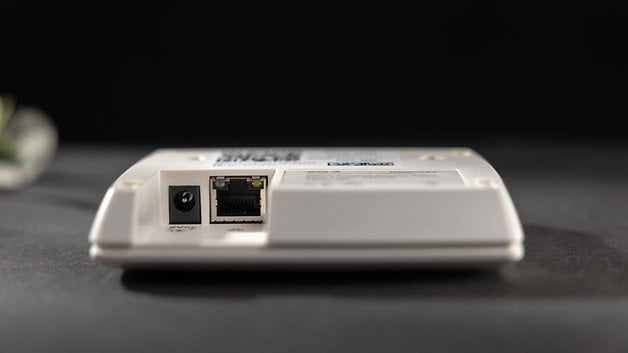 Karanlık bir arka plan üzerinde güç ve Ethernet bağlantı noktalarına sahip Homematic IP Akıllı Kilit cihazı.