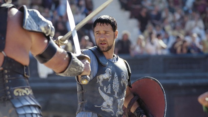 Russell Crowe, Gladyatör filminden bir karede bıçağını kullanıyor.